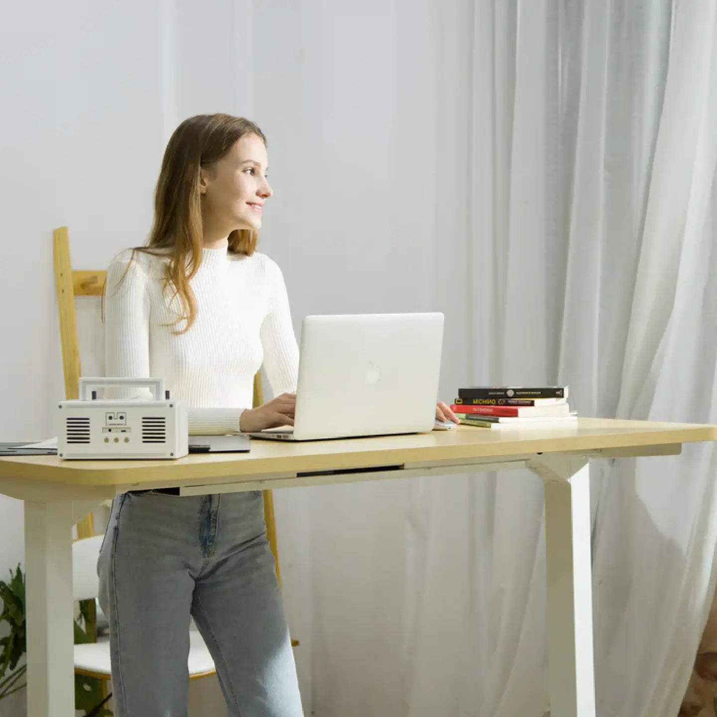 <p>The advantages of an adjustable desk</p>